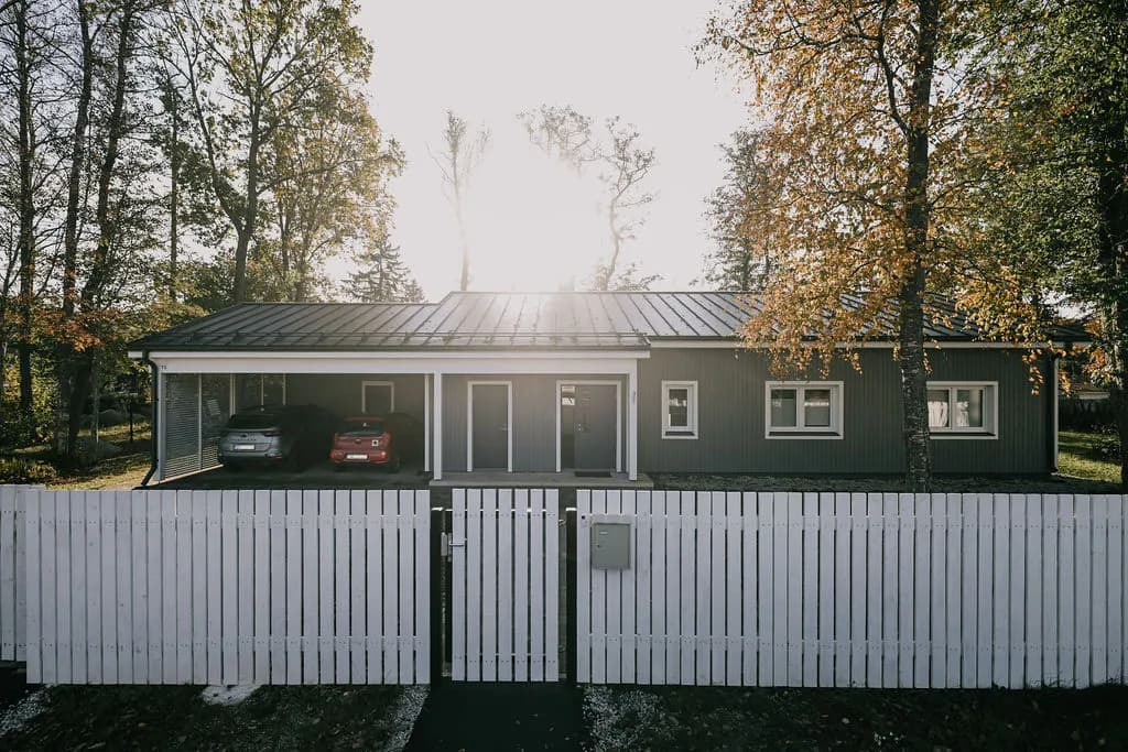 Tumehall eramu Viimsis, aiaga piiratud
