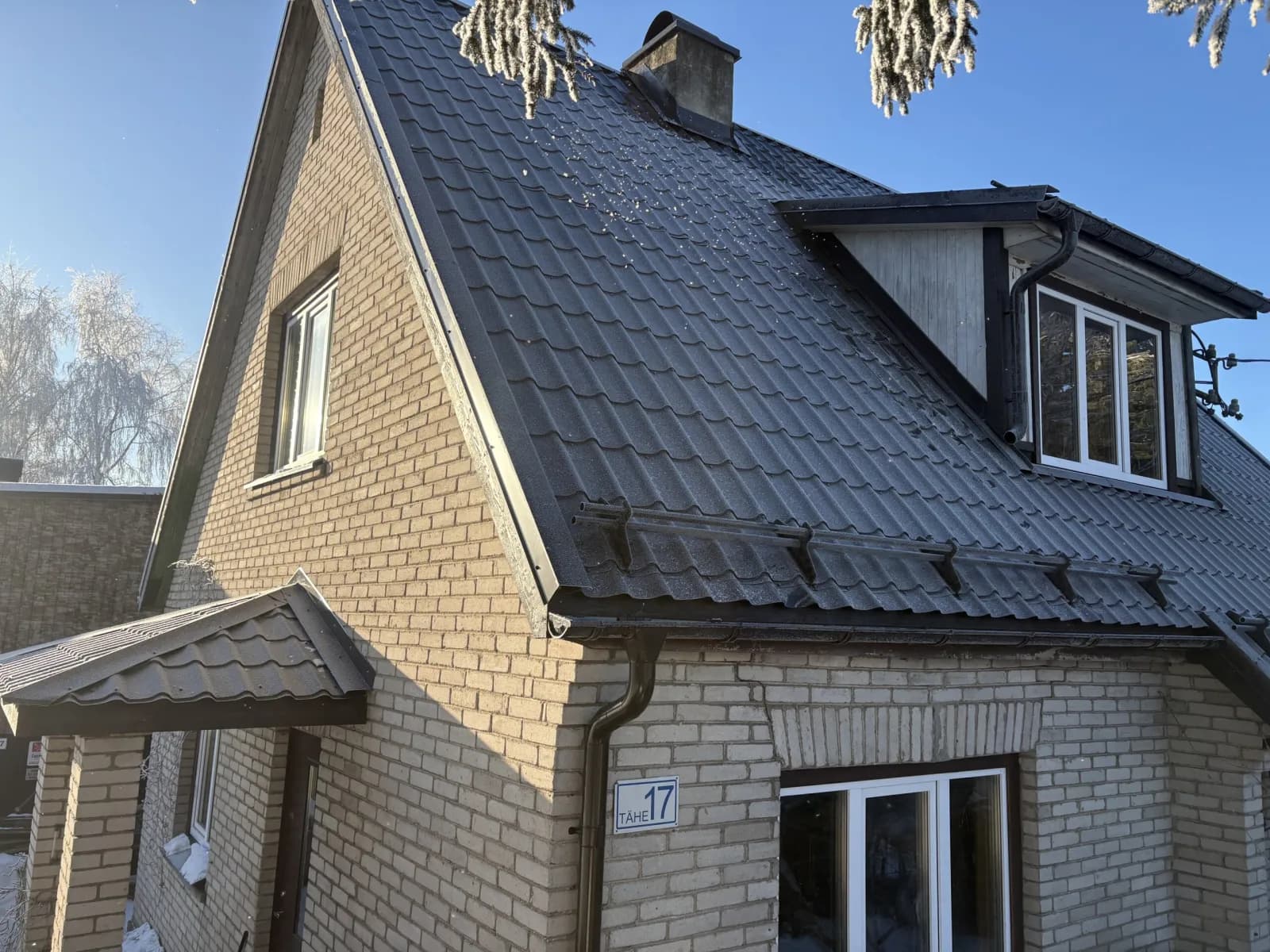 Tellismaja Keilas, tume viilkatus ja katuseredel