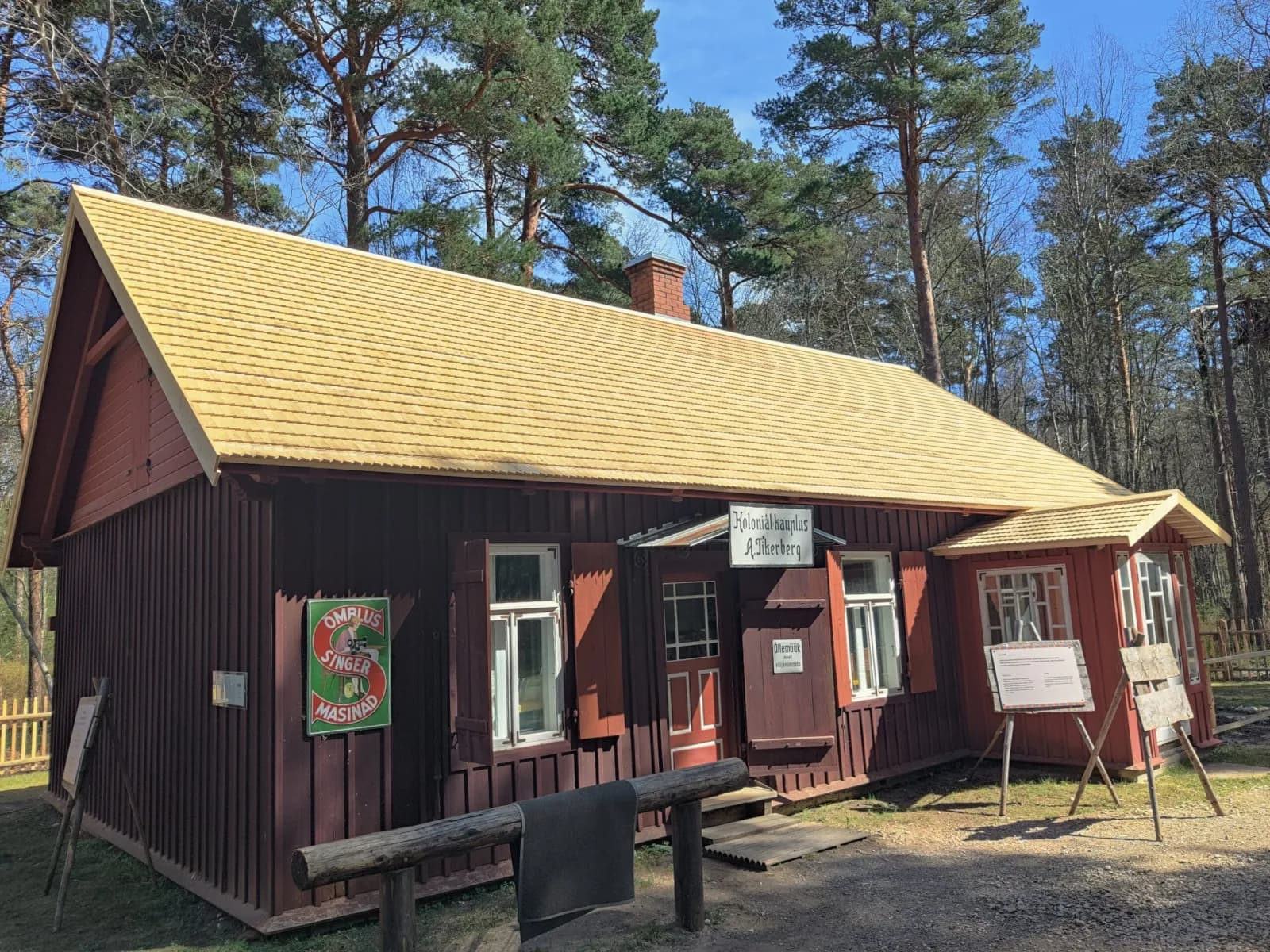 Vabaõhumuuseumi puithoone renoveerimisel, sindelkate seinal ja katusel, tellingud ümber