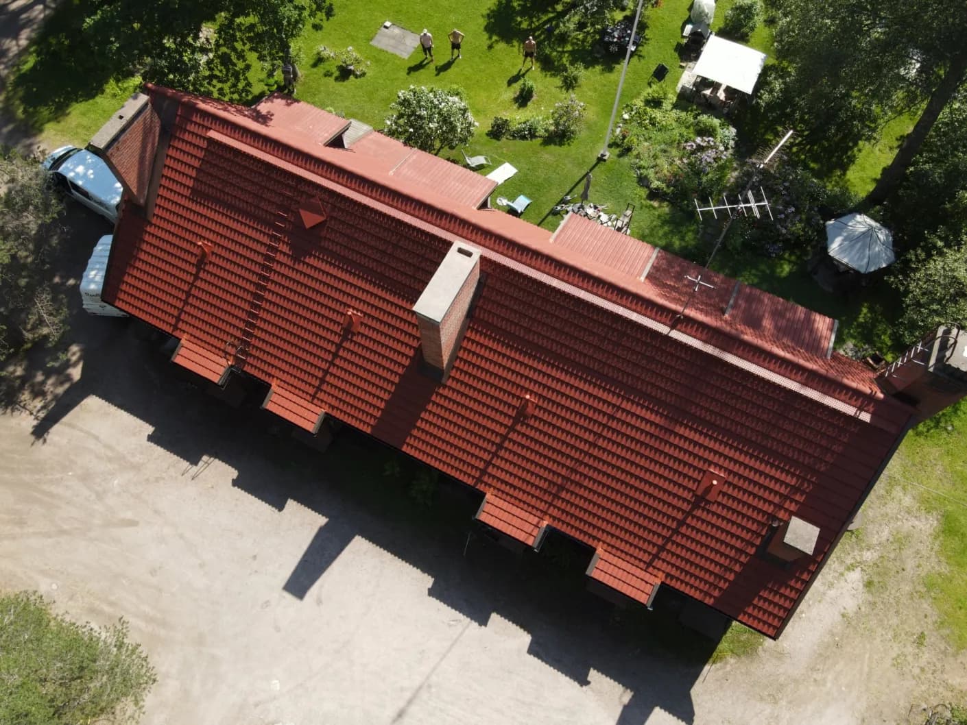 Ridaelamu ühtlase mattmusta katusega pärast värskendusvärvimist, mitu varjualust
