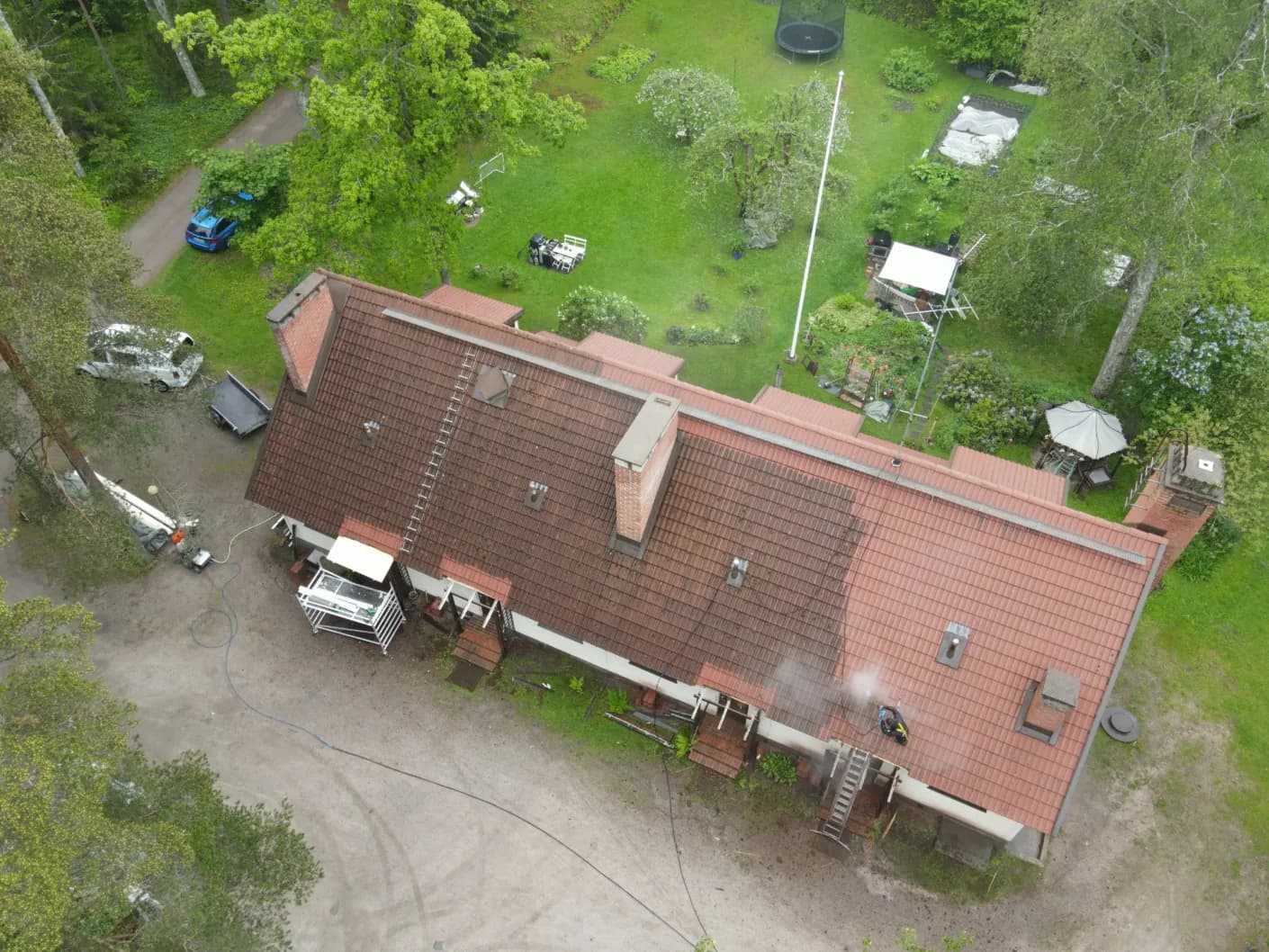 Sammeldunud pruun kivikatus enne puhastust