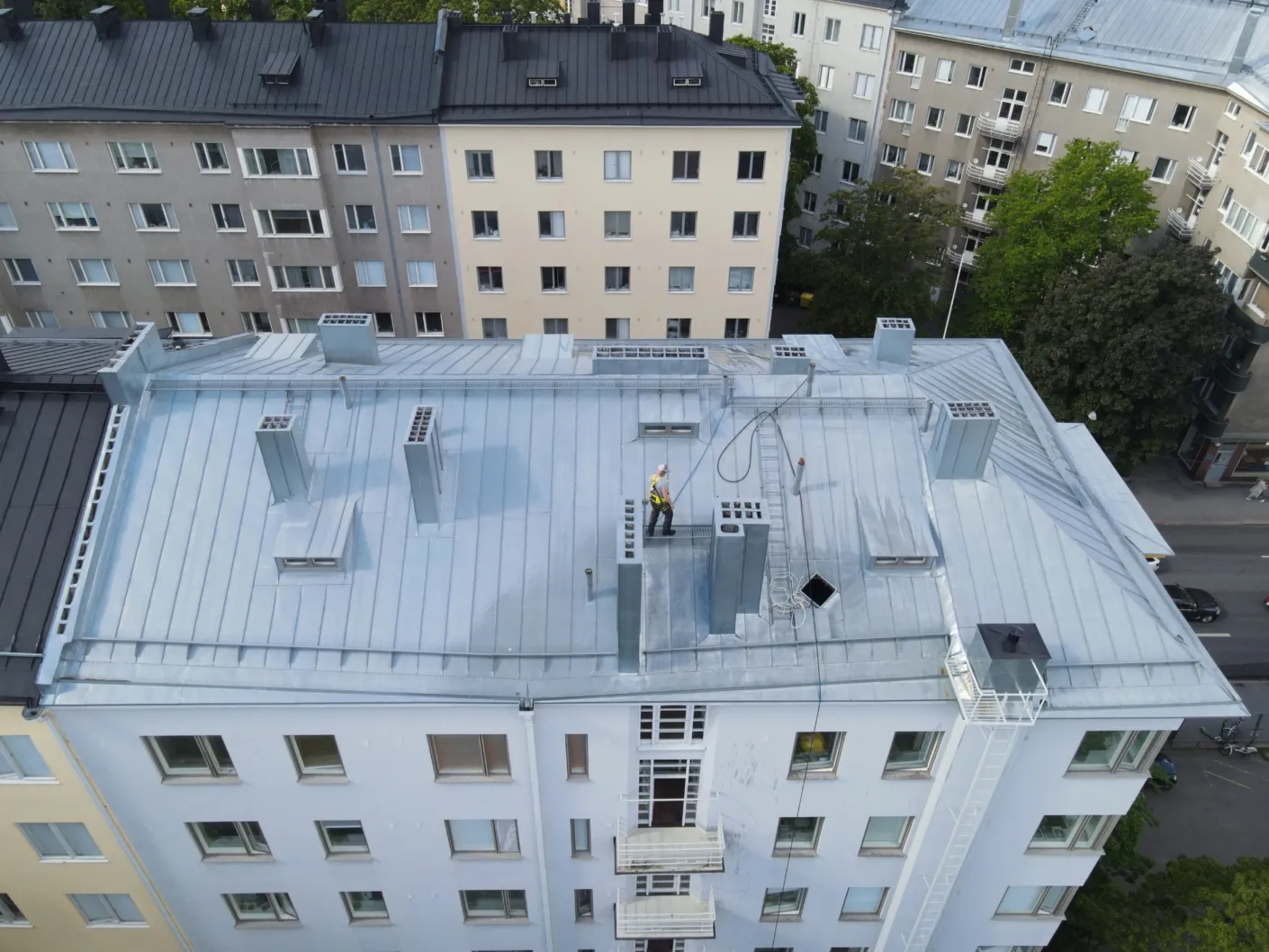 Kulunud helehall plekk-katus, tehnik katusel