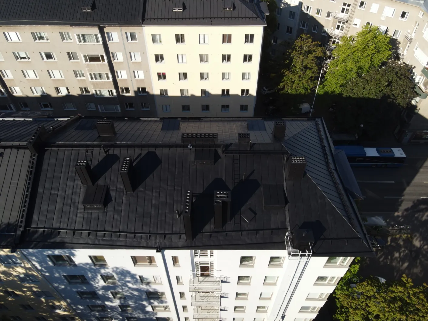 Sama korterelamu pärast tööd, ühtlane sügavmust katus