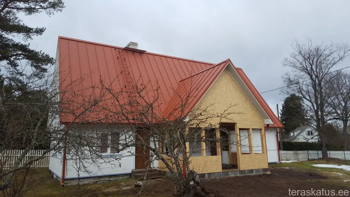 Vana taluhoone uue erkoranži valtsplekk-katusega, veranda ehitusjärgus